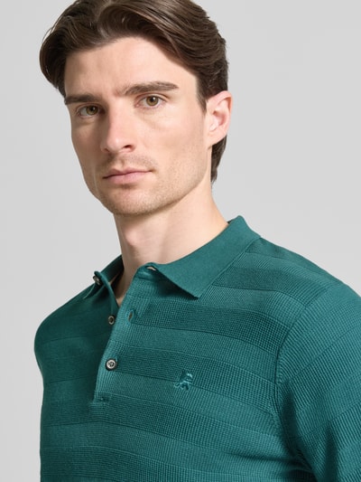 Männermodel trägt Slim Fit Poloshirt mit Logo-Stitching von Lerros in Grün, reine Baumwolle, Nahaufnahme Oberkörper.