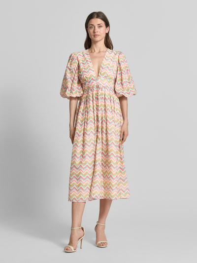 Frauenmodel trägt Cocktailkleid im Allover-Look mit 3/4-Arm von LACE & BEADS, A-Linie, Midikleid, V-Ausschnitt, Ganzkörperansicht von vorne.