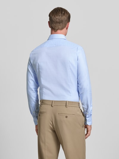 Männermodel trägt niebieską koszulę o kroju slim fit z bardzo długim rękawem, model 'H-HANK-SP-C1' od BOSS, materiał: mieszanka bawełny, efekt: jednolity kolor, pika, sportowy mankiet, zaokrąglony dół, kołnierzyk typu cutaway, listwa guzikowa na całej długości, aplikacja z marką, widok całej sylwetki z tyłu.