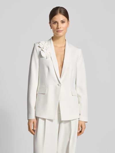 Frauenmodel trägt Regular Fit Blazer mit floralen Applikationen von Christian Berg Woman Selection in Weiß, elastischer Material-Mix, Reverskragen, Knopf, Ganzkörperansicht von vorne.