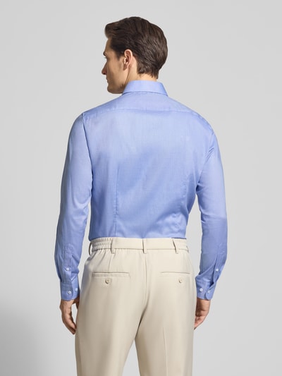 Männermodel trägt Slim Fit Freizeithemd aus Baumwoll-Mix von Tommy Hilfiger, Optik: Melange, Kentkragen, Rückenpasse, Ganzkörperansicht Rückansicht.