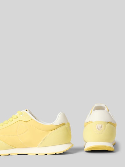 Productfoto, Sneaker met logodetail model 'Swink' van Blauer vs, afgeronde pasvorm, vetersluiting, profielzool, geel en wit, hakhoogte maat 40: 2 cm, schachthoogte: 8 cm, schachtbreedte: 9 cm