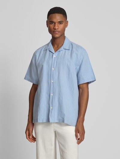 Männermodel trägt Relaxed Fit Freizeithemd aus Leinen-Baumwoll-Mix Modell 'RLXCLAY' von HUGO, Optik: Unifarben, Strukturiert, Ganzkörperansicht von vorne.