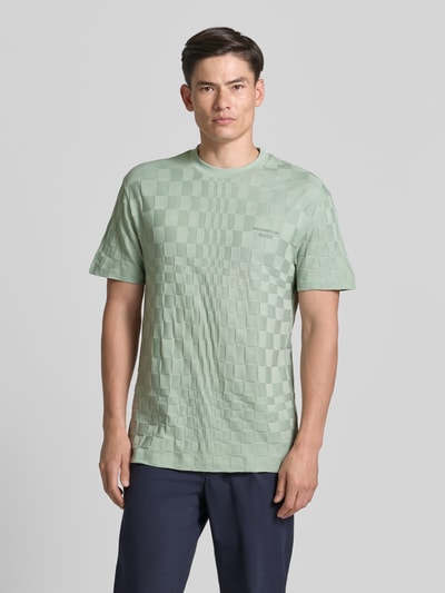 Männermodel trägt mintgrünes Regular-Fit T-Shirt aus reiner Baumwolle Modell 'PS SPIRIT70' von BOSS Green, dezentes Schachbrettmuster, Herren T-Shirt, Ganzkörperansicht von vorne.