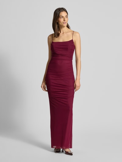 Modelka kobieca nosi Slim Fit Abendkleid mit Gehschlitz od Hey Kyla, bordowy półprzezroczysty mesh, dopasowany krój, widoczna podszewka, rozporek, cienkie ramiączka, marszczenia, zamek z tyłu, widok całościowy z przodu.