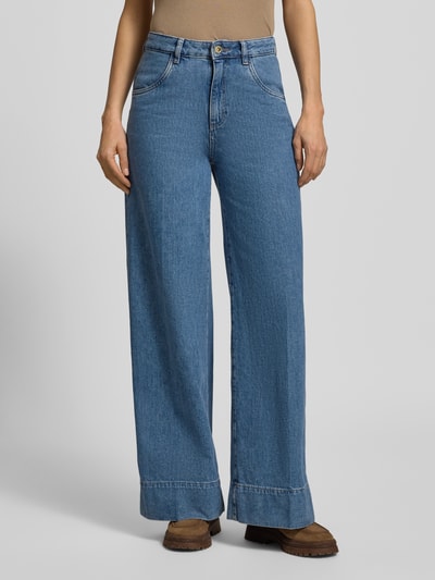 Frauenmodel trägt Jeans mit Eingrifftaschen von Windsor in Blau, lockerer Schnitt, reine Baumwolle, Ganzkörperansicht von vorne.
