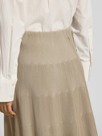 Frauenmodel trägt Midirock mit elastischem Bund von Emporio Armani, Material-Mix mit Viskose-Anteil, Ripp-Optik, A-Linie, Nahaufnahme Rückansicht.