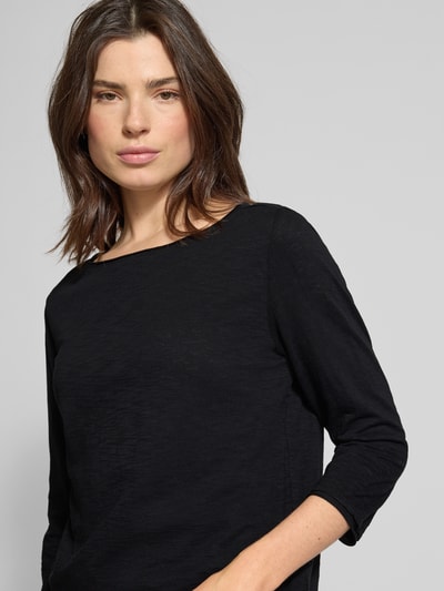 Frauenmodel trägt Regular Fit 3/4-Shirt aus reiner Baumwolle von s.Oliver RED LABEL in Schwarz, unifarben, Jerseystruktur, Nahaufnahme Oberkörper.