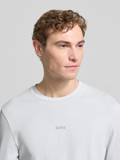 Männermodel trägt Regular Fit Langarmshirt aus Baumwoll-Mix Modell 'TCHARK' von BOSS Orange, Optik: Unifarben, Label Print, Nahaufnahme Oberkörper