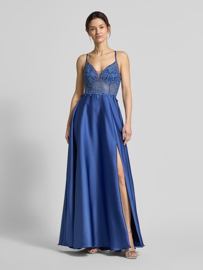 Frauenmodel trägt Abendkleid mit Stitchings und rückseitiger Schnürung von Laona in Blau aus Satin mit Ziersteinbesatz, Maxikleid, taillierter Schnitt, Rückenlänge 143 cm, Brustweite 37 cm, Ganzkörperansicht von vorne.