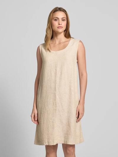 Frauenmodel trägt knielanges Kleid aus Leinen-Viskose-Mix Modell 'LAVA' von FREE/QUENT, gerader Schnitt, Daydress, Ganzkörperansicht von vorne.
