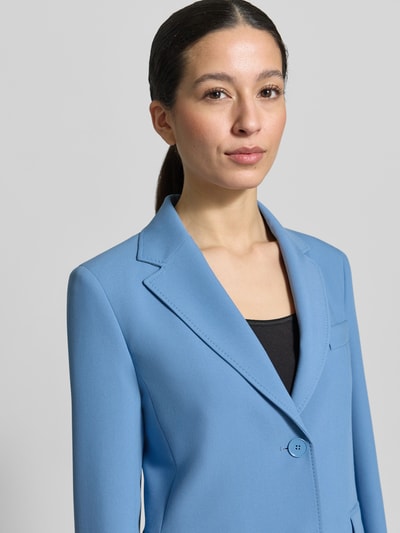 Kobiece model prezentuje Slim Fit Blazer mit Viskose-Anteil od Weekend Max Mara, jasnoniebieski, z klapami, długie rękawy, detal patki, krój slim fit, widok z przodu, zbliżenie na górną część ciała.