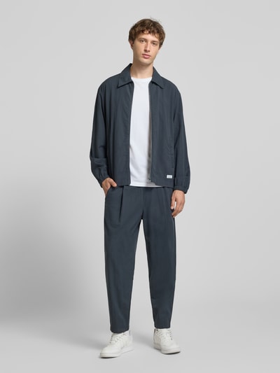 Männermodel trägt recht katoenen broek uit de 'Woven Pants' model van Marc O'Polo DENIM in donkerblauw, Ganzkörperansicht von vorne.