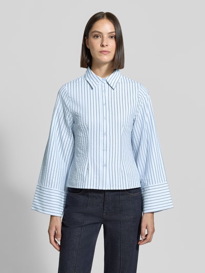 Frauenmodel trägt Relaxed Fit Hemdblusen mit Viskose-Anteil von Neo Noir, blau-weiß gestreift, tailliert, Baumwoll-Mix, Ganzkörperansicht von vorne.
