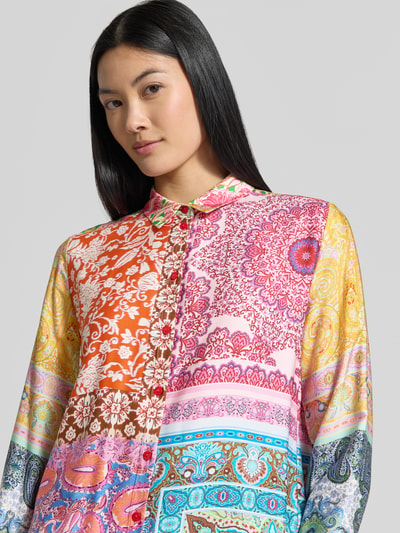 Vrouwenmodel draagt Regular Fit overhemdblouse uit zuiver viscose van Milano Italy, doorlopende knoopsluiting, kleurrijke patronen, Nahaufnahme Oberkörper.