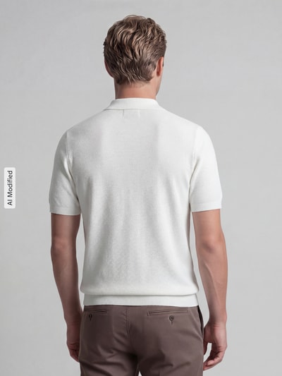 Männermodel trägt Slim Fit Poloshirt mit Strukturmuster von Christian Berg Men in Weiß, kurzärmelig, reine Baumwolle, Ganzkörperansicht Rückansicht