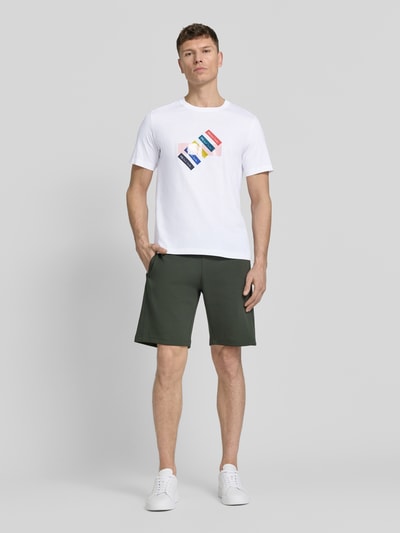 Männermodel trägt Regular Fit T-Shirt mit Label-Print von PAUL SMITH aus reiner Baumwolle, weiß, Rundhalsausschnitt, Ganzkörperansicht von vorne. Rückenlänge bei Größe M: 71 cm, Herren T-Shirt.