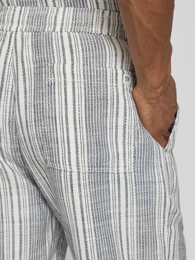 Männermodel trägt Relaxed Fit Shorts aus reiner katoen van s.Oliver RED LABEL, bouclé, meerkleurig, gestreept motief, zij-steekzakken, boord met tunnelkoord, detailaufnahme heup