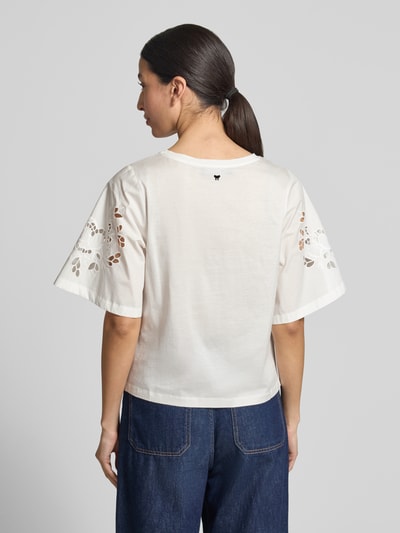 Frauenmodel trägt Regular Fit T-Shirt aus reiner Baumwolle Modell 'TARGA' von Weekend Max Mara, Optik: Unifarben, Ajour-Stickerei-Motiv, Rundhals, Jersey-Material, kurze Röhrenärmel, Ganzkörperansicht Rückansicht.