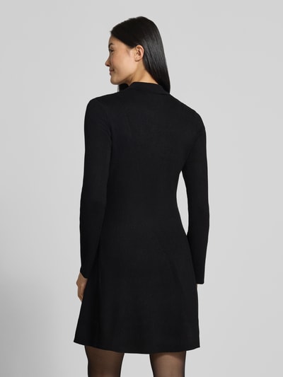 Männermodel trägt czarną sukienkę z dzianiny z mieszanki wiskozy, prosty fason, subtelna faktura, Tailliertes Strickkleid aus Viskose-Mix von Jake*s Collection, Ganzkörperansicht Rückansicht