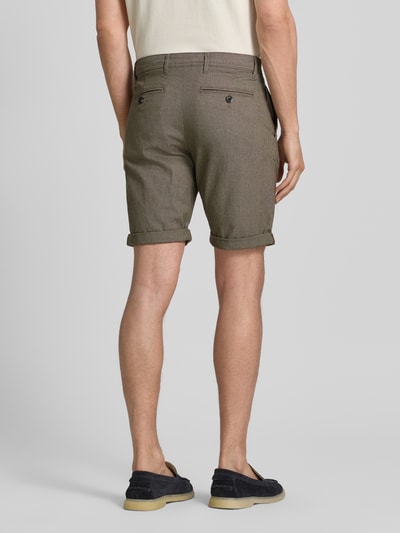 Männermodel trägt Slim Fit Chinoshorts aus Baumwoll-Mix Modell 'LUTON' von SELECTED HOMME, feine Webstruktur, Rückansicht Ganzkörperansicht.