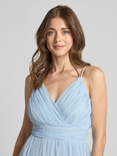 Frauenmodel trägt Cocktailkleid mit Spaghettiträgern von LACE & BEADS, hellblauer Chiffon, Taillierter Schnitt, V-Ausschnitt, Nahaufnahme Oberkörper.