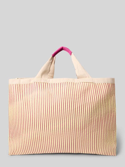 Produktfoto, cremefarbene und pink gestreifte Beach Bag mit Logo-Patch Modell 'Poplin' von STUDIO NOOS, offenes Hauptfach, Schulterriemen, Maße: Breite 60 cm, Länge 50 cm, Tiefe 11 cm, Schulterriemen 47 cm