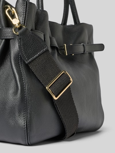 Produktfoto, schwarze Handtasche mit Tragehenkel Modell 'JILL' von Abro, strukturiertes Leder, goldene Details, abnehmbarer Schulterriemen, Hauptfach mit Magnetverschluss, Label-Detail, Innenfach mit Reißverschluss, Maße: 38x29x14 cm, Schulterriemen 116 cm.