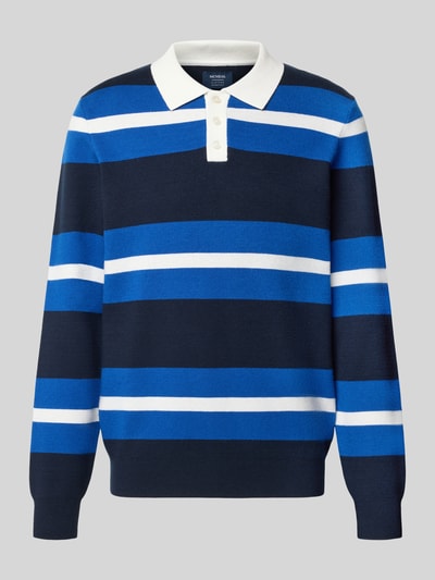 Produktfoto, Regular Fit Poloshirt aus Viskose-Mix von MCNEAL in Blau, Weiß und Dunkelblau mit Streifen, Polokragen und langen Ärmeln. Rückenlänge 68 cm, Ärmellänge 73 cm, elastische Abschlüsse.