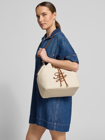 Frauenmodel trägt Beuteltasche aus reinem Leinen von Tommy Hilfiger, Optik: Unifarben, Logo-Applikation, Canvas, Tunnelzug, Hauptfach, verstellbarer Schulterriemen, Nahaufnahme Oberkörper.