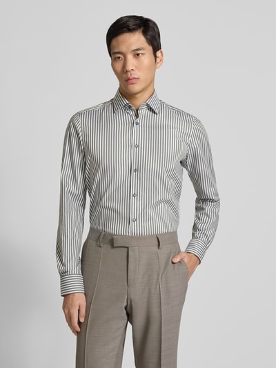 Männermodel trägt Slim Fit Businesshemd aus Baumwoll-Mix mit Haifischkragen von OLYMP Level Five, gestreift, Langärmelig, Ganzkörperansicht von vorne.