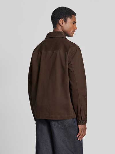 Męski model nosi Regular Fit Freizeithemd aus reiner Baumwolle von GANT, brązowa koszula casualowa, tekstura gładka, Ganzkörperansicht Rückansicht.