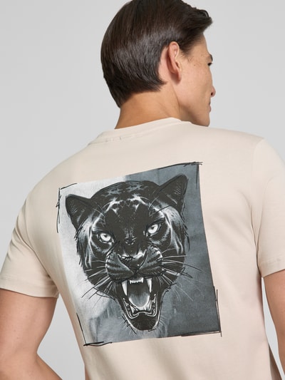 Männermodel trägt Regular Fit T-Shirt mit Label-Print von Antony Morato in Beige mit rundem Ausschnitt, Print in Schwarz-Grau, Ganzkörperansicht Rückansicht. Reine Baumwolle, Rückenlänge bei Größe M 70 cm.