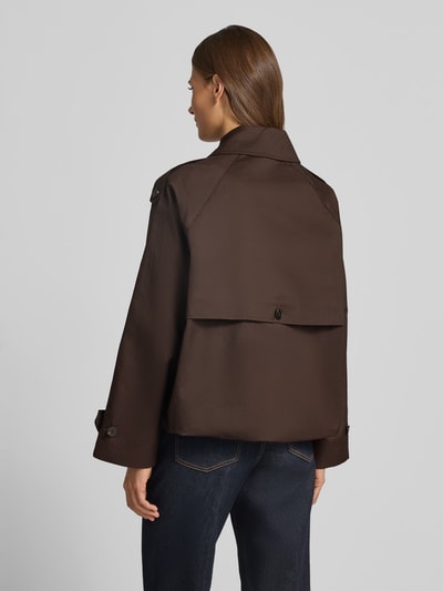 Männermodel trägt dunkelbraunen trencz z mieszanki lyocellu Loose Fit Trenchcoat aus Lyocell-Mix Modell 'Haweni' von OPUS, Ganzkörperansicht Rückansicht, kontekst: damski trencz od OPUS