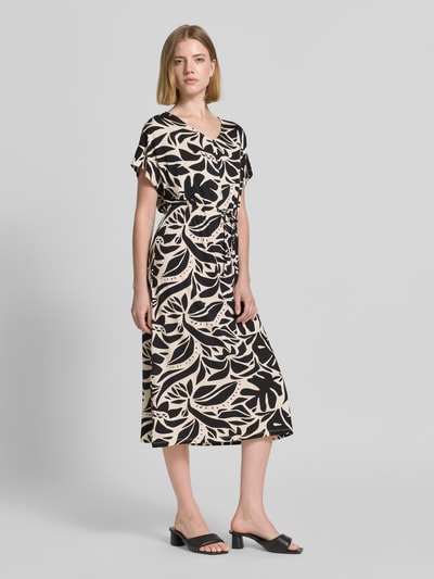 Frauenmodel trägt Damen Midikleid mit floralem Muster, Modell 'MARICA' von Soyaconcept, Lyocell-Mix mit Stretch-Anteil, Taillierter Schnitt, V-Ausschnitt, Kordelzug an der Taille, Rückenlänge 117 cm bei Größe S, Brustweite 57 cm, Ganzkörperansicht von vorne.