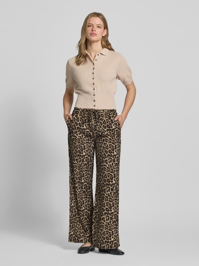 Frauenmodel trägt Regular Fit Weite Hose aus Viskose Modell 'ARIS' von Only mit Optik: Allover-Muster Animal-Print, seitliche Eingrifftaschen, Popeline, Viskose-Mix, Ganzkörperansicht von vorne.