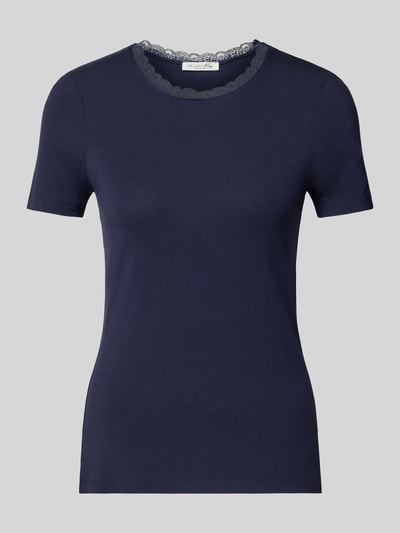 Produktfoto, Slim Fit T-Shirt aus Viskose-Mix mit Spitzenbesatz von Christian Berg Woman, dunkelblau, runder Ausschnitt, glatte Oberfläche