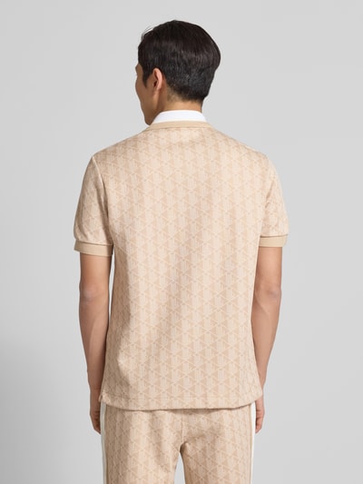 Männermodel trägt Regular Fit Poloshirt mit Baumwoll-Anteil von Lacoste in Optik: Unifarben, Allover-Muster, Ganzkörperansicht Rückansicht.