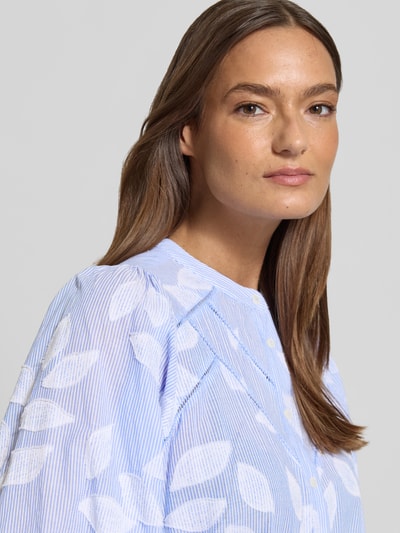 Frauenmodel trägt Regular Fit Bluse mit 3/4-Arm Modell 'FAVIOLA FANCY' von 0039 Italy aus reiner Baumwolle mit Rundhalsausschnitt, Nahaufnahme Oberkörper.