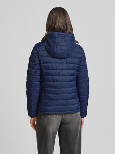 Vrouwenmodel draagt Steppjacke met Kapuze Modell 'THELMA' van CARS JEANS in regular fit, donkerblauw, detail stikselstructuur, ruglengte 61 cm, schouderbreedte 39 cm, borstwijdte 50 cm, mouwlengte 62 cm, productfoto, totale achteraanzicht.