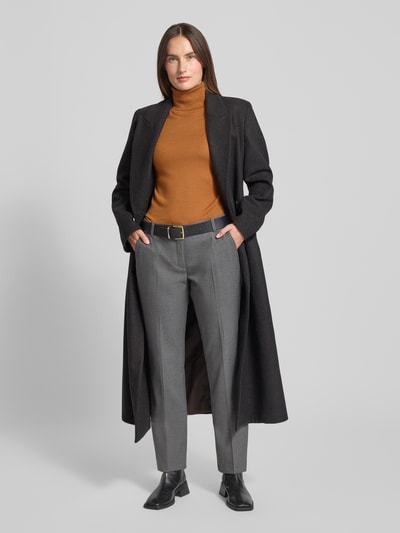 Frauenmodel trägt Straight Fit Stoffhose mit Viskose-Anteil Modell 'Maron' von BRAX, graue Farbe, Bügelfalten, Elastischer-Material-Mix, Knopf- und Reißverschluss, Bundweite 40 cm, Innenbeinlänge 81 cm, Ganzkörperansicht von vorne.