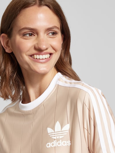 adidas Originals T-shirt z nadrukiem z logo Beżowy 3