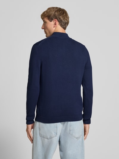 Männermodel trägt Slim Fit Strickpullover aus reine Baumwolle von REVIEW, dunkelblau, gerippte Abschlüsse, Rückenansicht, Ganzkörperansicht Rückansicht.
