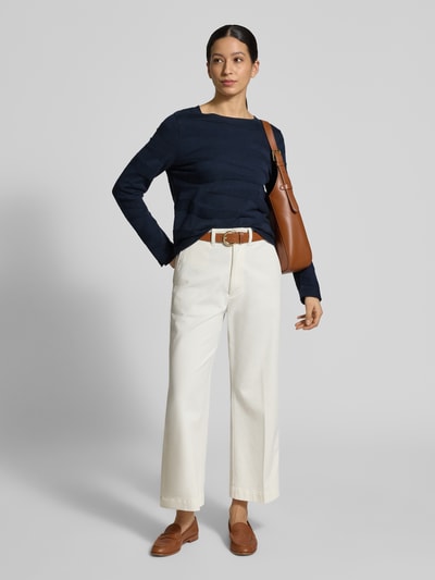 Modelka nosi Regular Fit Pullover aus reiner Baumwolle von Tom Tailor, efekt: jednolity kolor, krój regular fit, fakturowany wzór, okrągły dekolt, długi rękaw ze zrolowanym brzegiem, wykończenie z rozcięciem, drobny splot, bawełna; zdjęcie: widok całej sylwetki z przodu.