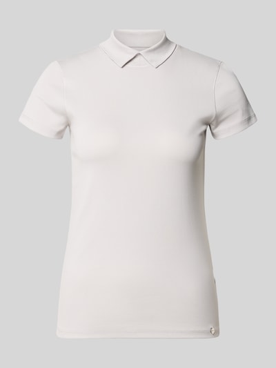 Produktfoto, Slim Fit T-Shirt mit hochschließendem Polokragen von Marc Cain, Damen T-Shirt aus Baumwoll-Elasthan-Mix, weiße Farbe, glatte Textur, Rückenlänge bei Größe 36: 59 cm.