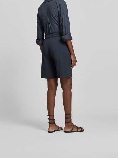 Frauenmodel trägt Shorts mit Modal-Anteil von Juvia in Dunkelblau, Baumwoll-Modal-Mix, Regular-Fit, Eingrifftaschen, elastischer Bund mit Tunnelzug, Ganzkörperansicht Rückansicht.
