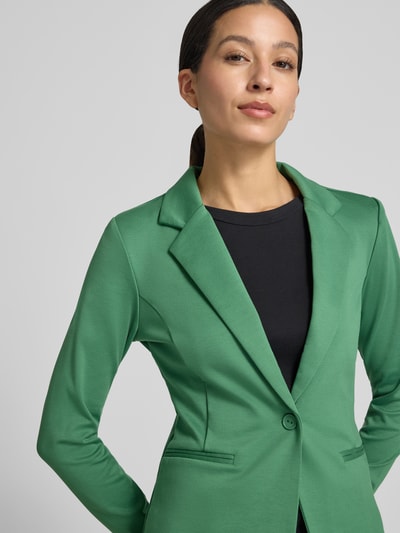 Frauenmodel trägt Blazer mit Viskose-Anteil Modell 'Kate' von ICHI in Grün mit Reverskragen und Paspeltaschen, Nahaufnahme Oberkörper, taillierte Passform, elastischer Material-Mix.