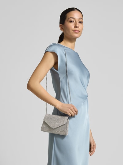 Frauenmodel trägt Clutch mit Allover-Strasssteinbesatz von Jake*s Cocktail in Silber mit Ketten-Optik und Magnetverschluss, Nahaufnahme Oberkörper.