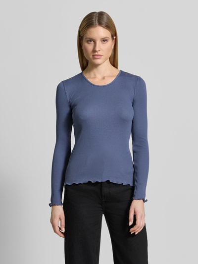 Frauenmodel trägt Longsleeve mit Seiden-Anteil Modell 'Elaine' von MOS MOSH in Blau, Baumwoll-Seiden-Mix, Muschelsaum, Rundhalsausschnitt, körpernahe Passform, Ganzkörperansicht von vorne.