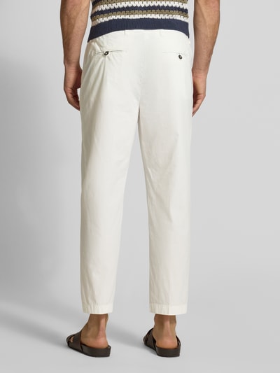 Männermodel draagt Hose mit Gesäßtaschen Modell 'PANTALACCIO POPELINE' van MARKUP in crème, mix van katoen en elastaan, regular fit, achterzakken, bandwijdte maat 50 48 cm, binnenbeenlengte maat 50 69 cm, volledig zichtbaar van achteren